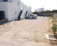 Der Parkplatz auf der Seite des Hauses